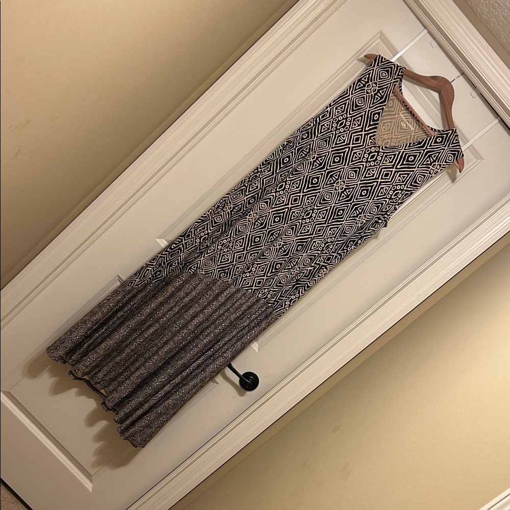 Elegant Black and Tan Geometric Dress
